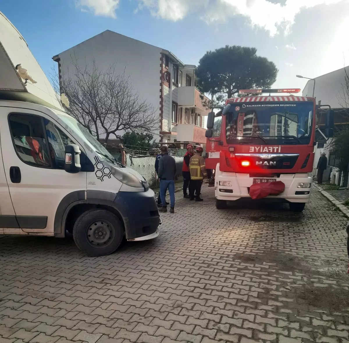 Balıkesir Edremit'te Kamyonet Kazası Sonrası M.D. Hayata Kavuşturuldu