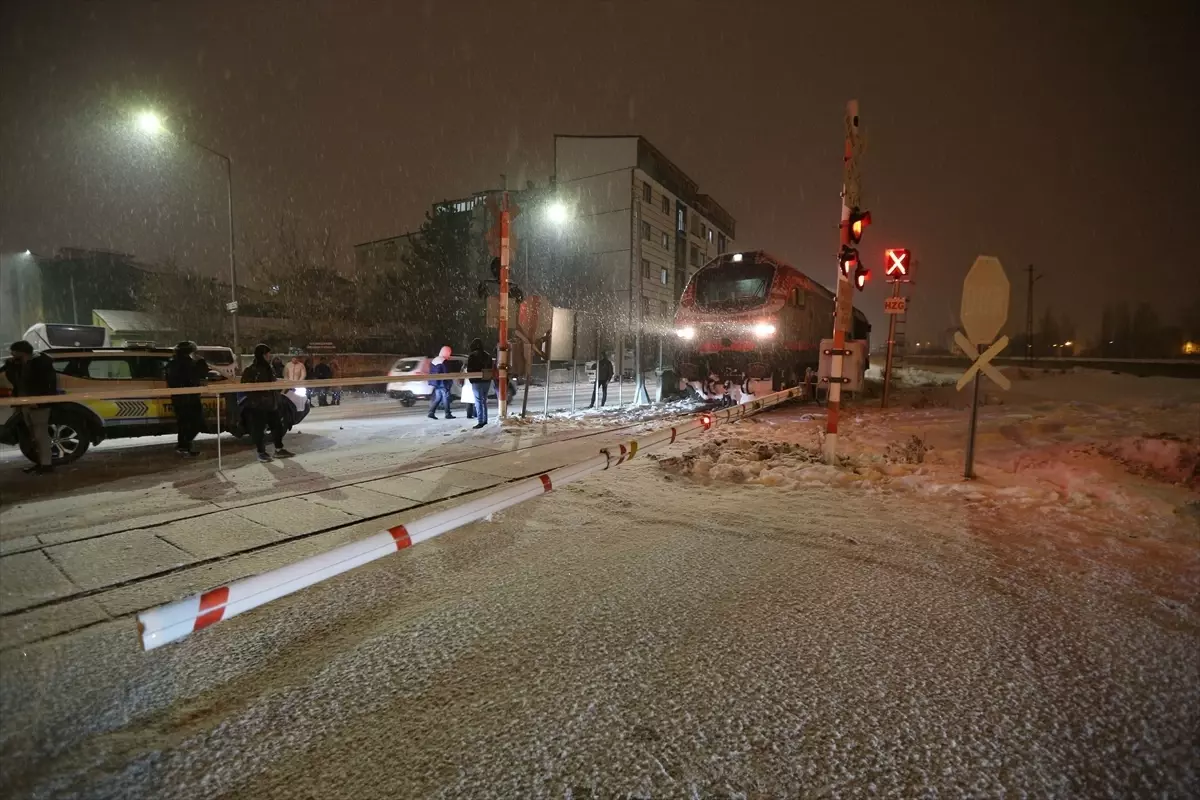 Kars'ta Hemzemin Geçitte Lokomotif Çarpması: 16 Yaşındaki Genç Ağır Yaralı