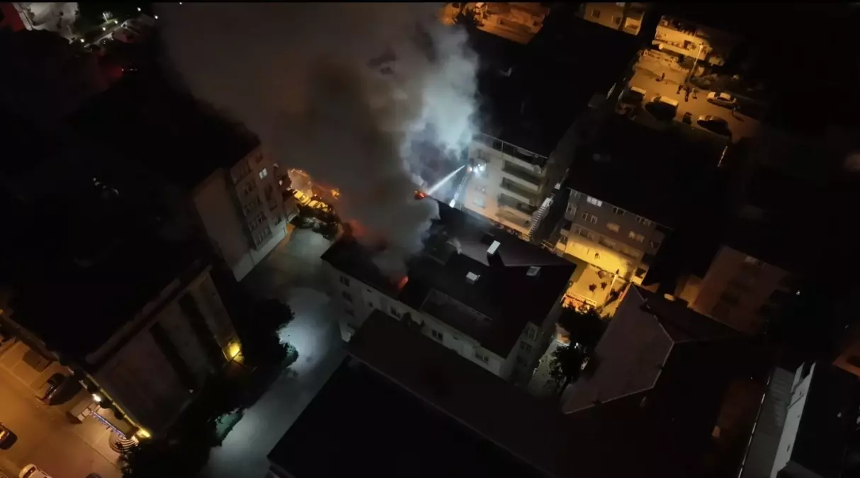 Kartal'da 5 Katlı Binanın Çatı Yangını Kontrol Altına Alındı