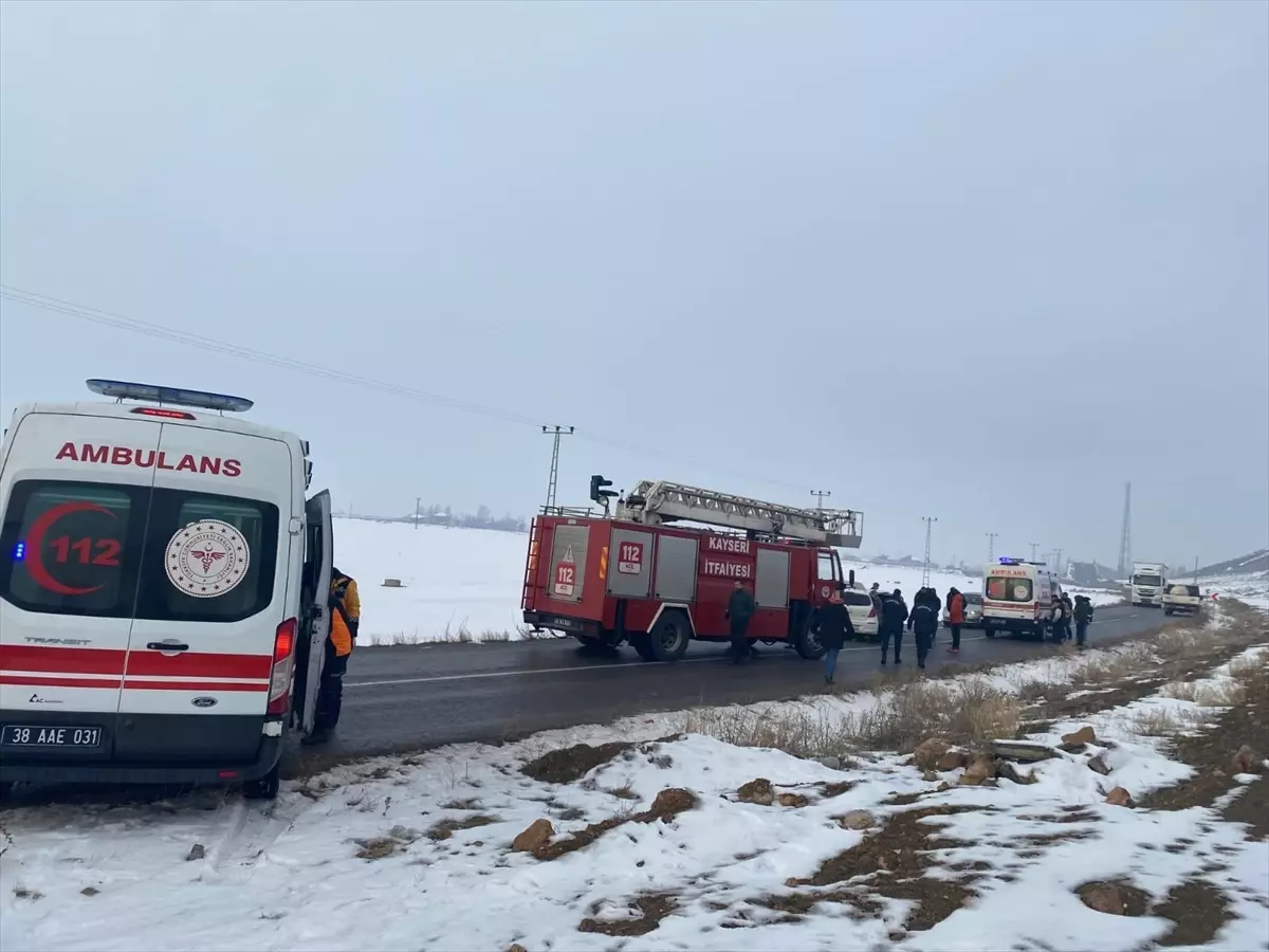 Kayseri Sarıoğlan'da İki Otomobil Çarpıştı: 6 Yaralı, 5'i Kadın Öğretmen