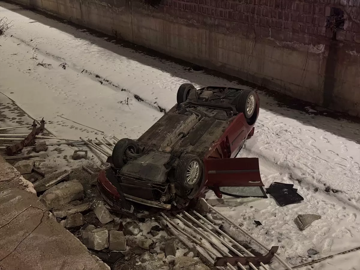 Kayseri Kocasinan'da Kanalda Düşen Otomobilde Sürücü Yaralandı