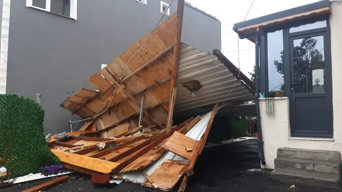 Kocaeli'de Şiddetli Fırtına Yangına Sebep Oldu, 2 Yaralı