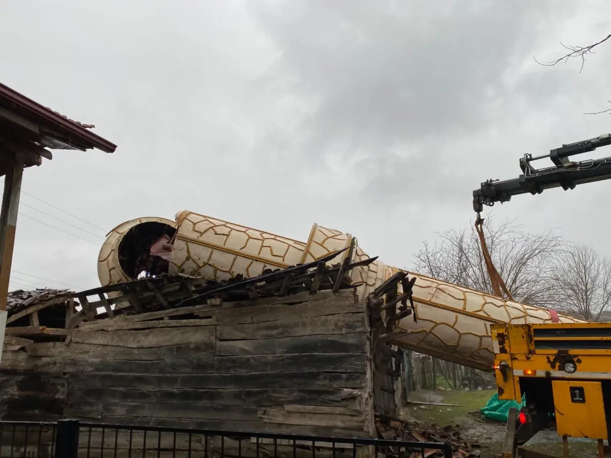 Kocaeli'de Şiddetli Fırtına Çatılara ve Minareye Zarar Verdi