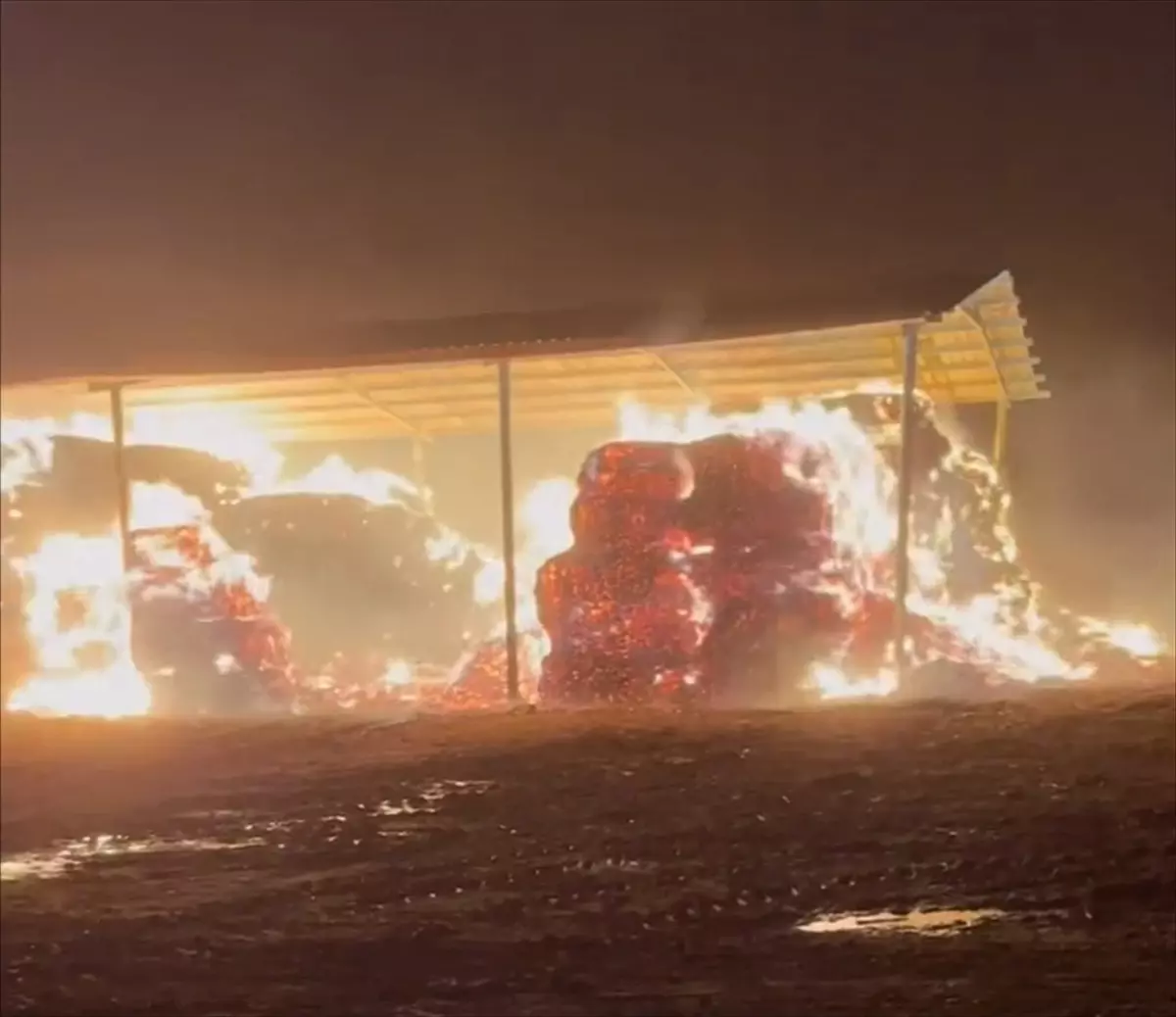 Konya’nın Ereğli İlçesinde Çiftlikte Büyük Saman Yangını