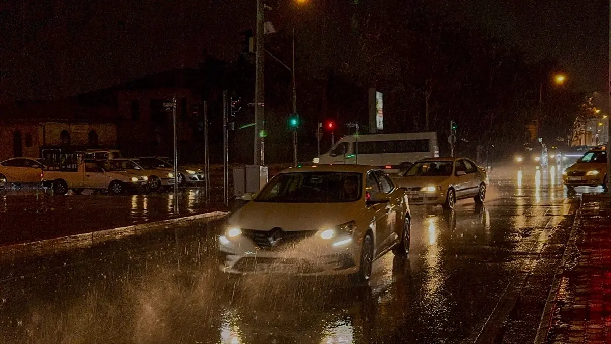 Konya’da Şiddetli Sağanak Trafiği Aksattı, Vatandaşlar Şemsiyelerle Mücadele Ediyor