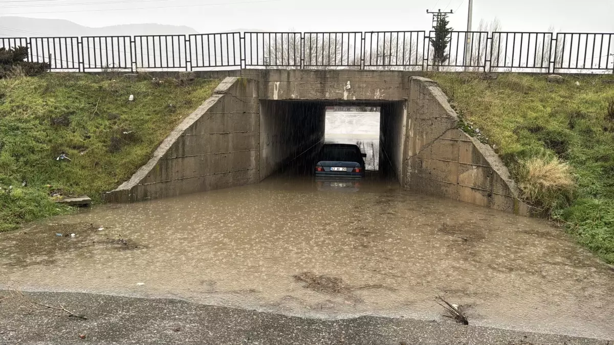 Kütahya’da Şiddetli Sağanak Yağış Trafiği Felçledi