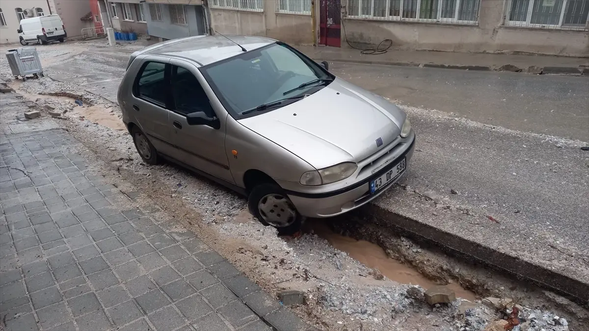 Kütahya’da Şiddetli Sağanak Sonrası Araçlar Çukurlardan Çıkarıldı