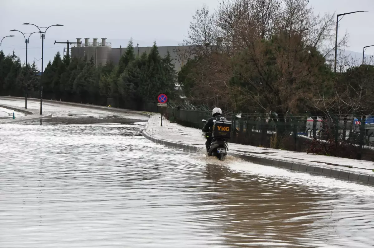 Manisa’da Şiddetli Yağışlar Trafiği Felç Etti, Tahliye Çalışmaları Sürüyor