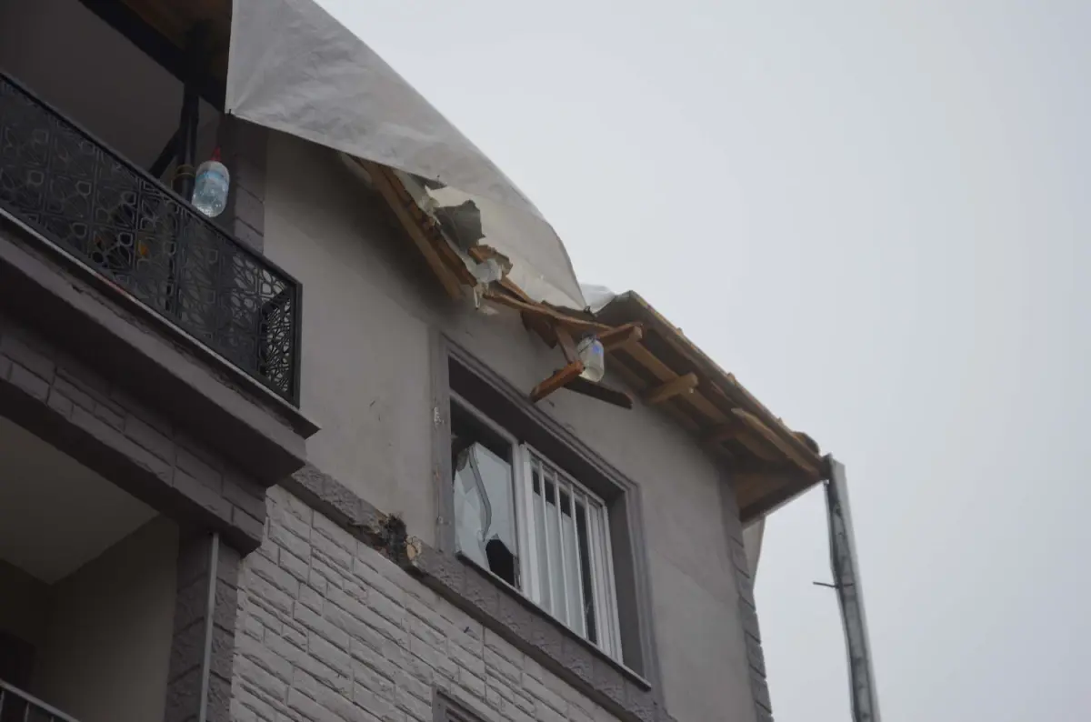 Demirci’de Şiddetli Lodos Minarenin Külahını Uçurdu, Elektrik Kesintisi Yaşandı