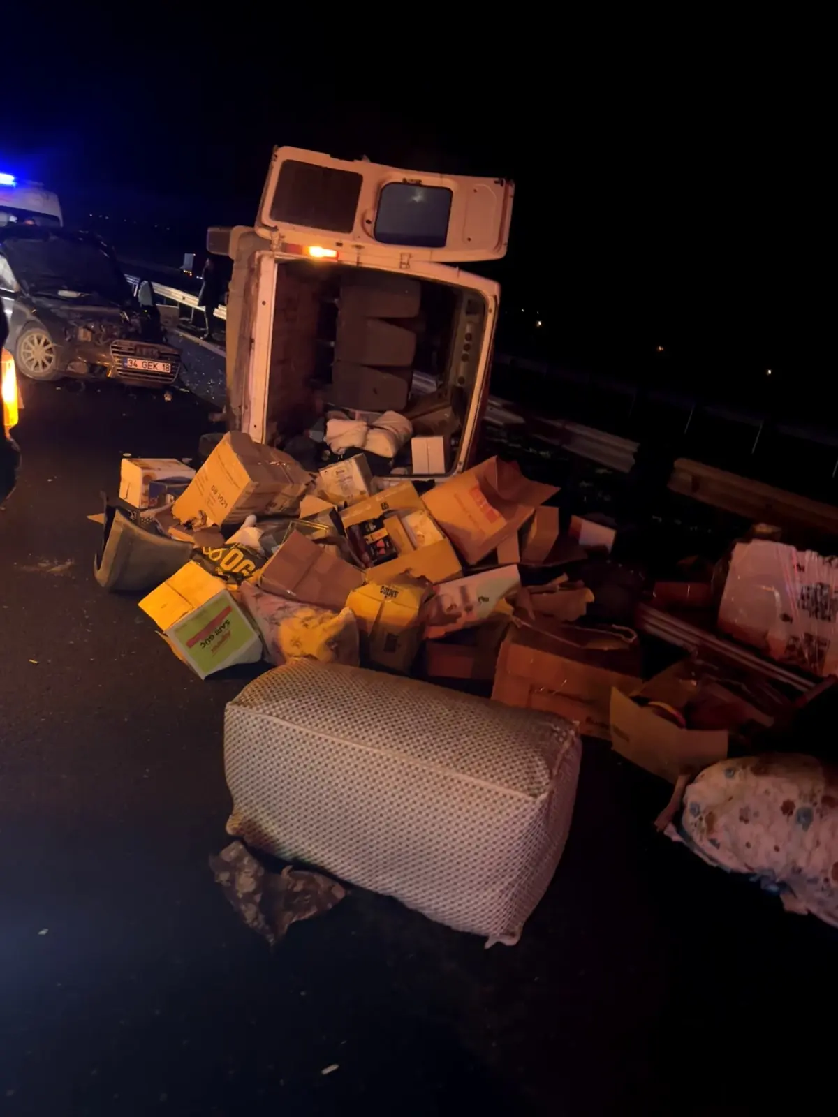 Sakarya Hendek'te Minibüs ve Otomobil Çarpışması: 1 Ölü, 3 Yaralı