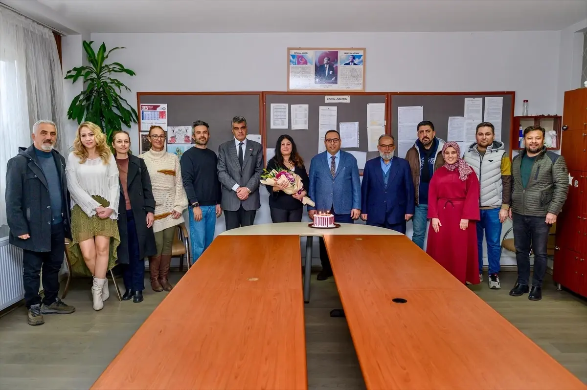 Muğla’da Eğitim Müdürü Keleş’ten Öğretmen Çetin’e Sıcak Doğum Günü Sürprizi