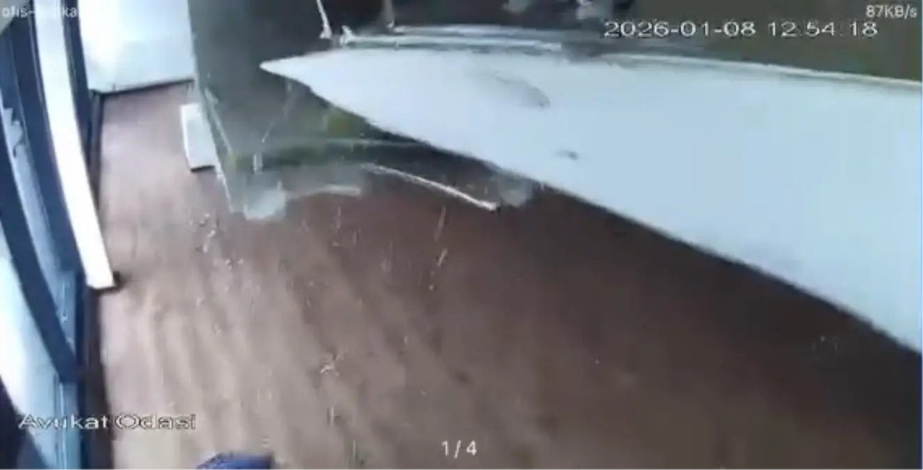 Bursa’da Şiddetli Fırtına Ofis Tavanını Çöktürdü, İki Çalışan Zamanında Kurtuldu