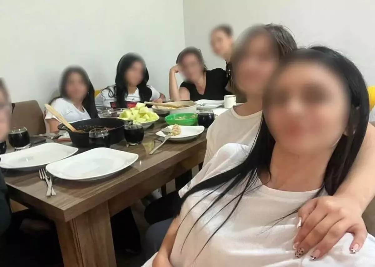 İzmir’de Öğretmen Öğrencileri Evine Davet Ederek Temizlik Yapttı: Soruşturma Başlatıldı