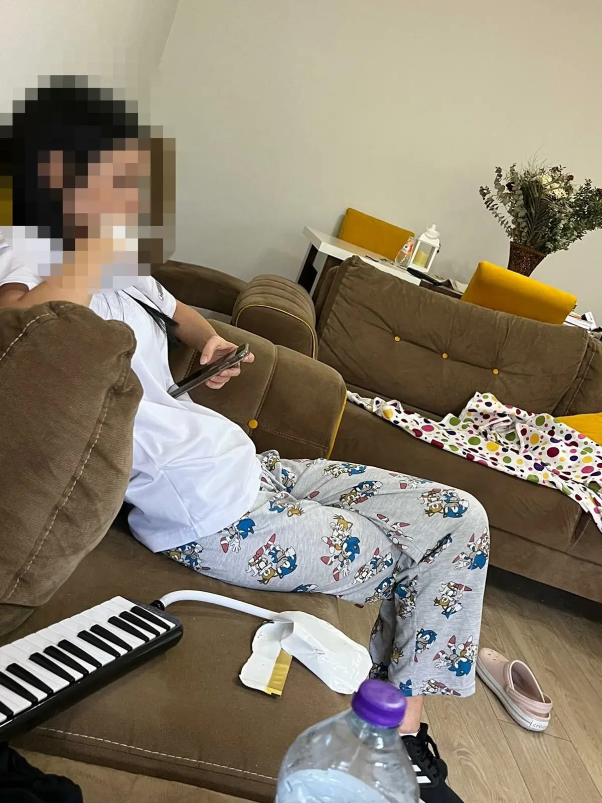 İzmir'de Öğretmen, Sınıf Temizliğini Evde Gerçekleştirirken Skolyozlu Öğrenciyi Korudu