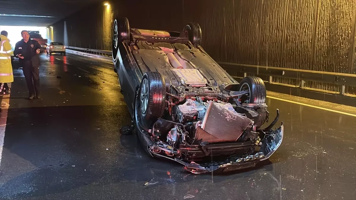 Pamukova'da Bariyere Çarpan Araç Ters Döndü, 2 Kişi Yaralandı