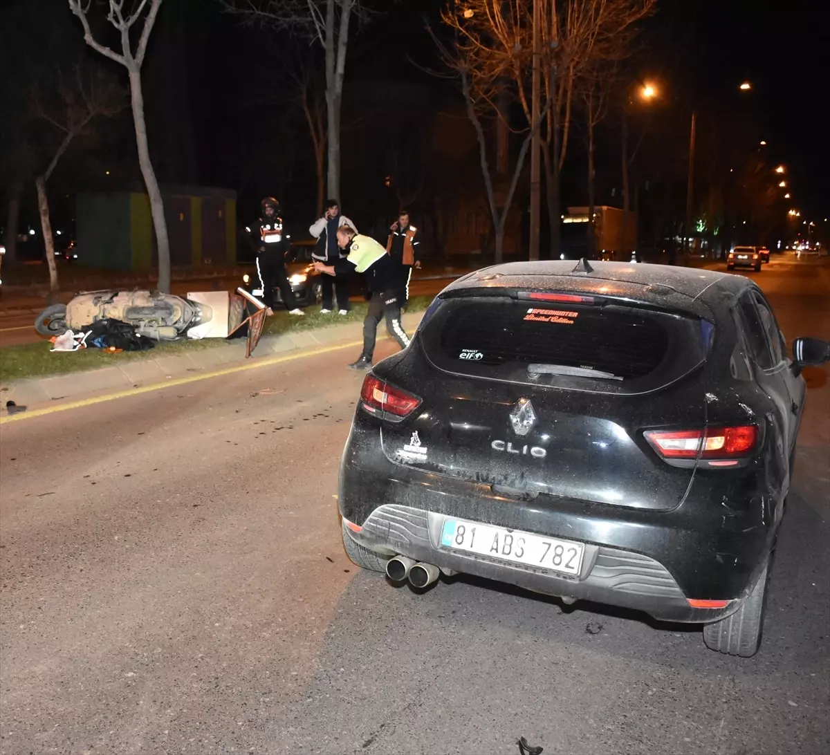 Adapazarı'nda Motosiklet ve Otomobil Çarpışması: Sürücü Hastaneye Kaldırıldı