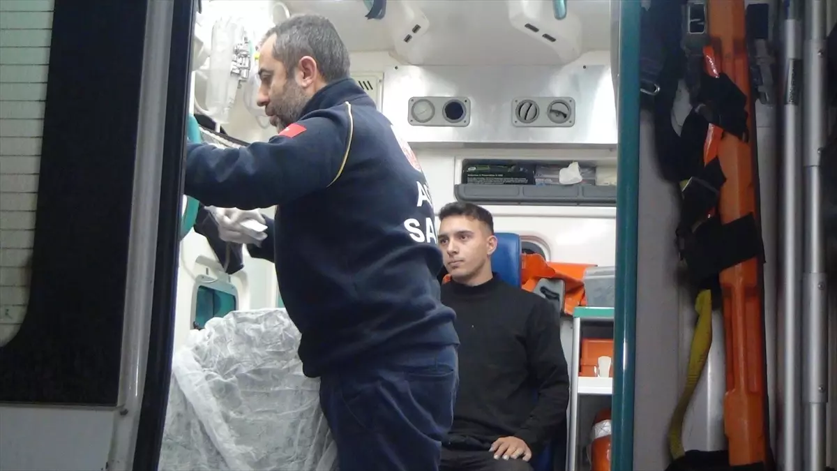 Sakarya’nın Taraklı İlçesinde Tomruk Yüklü Tır Devrildi, 3 Kişi Yaralandı