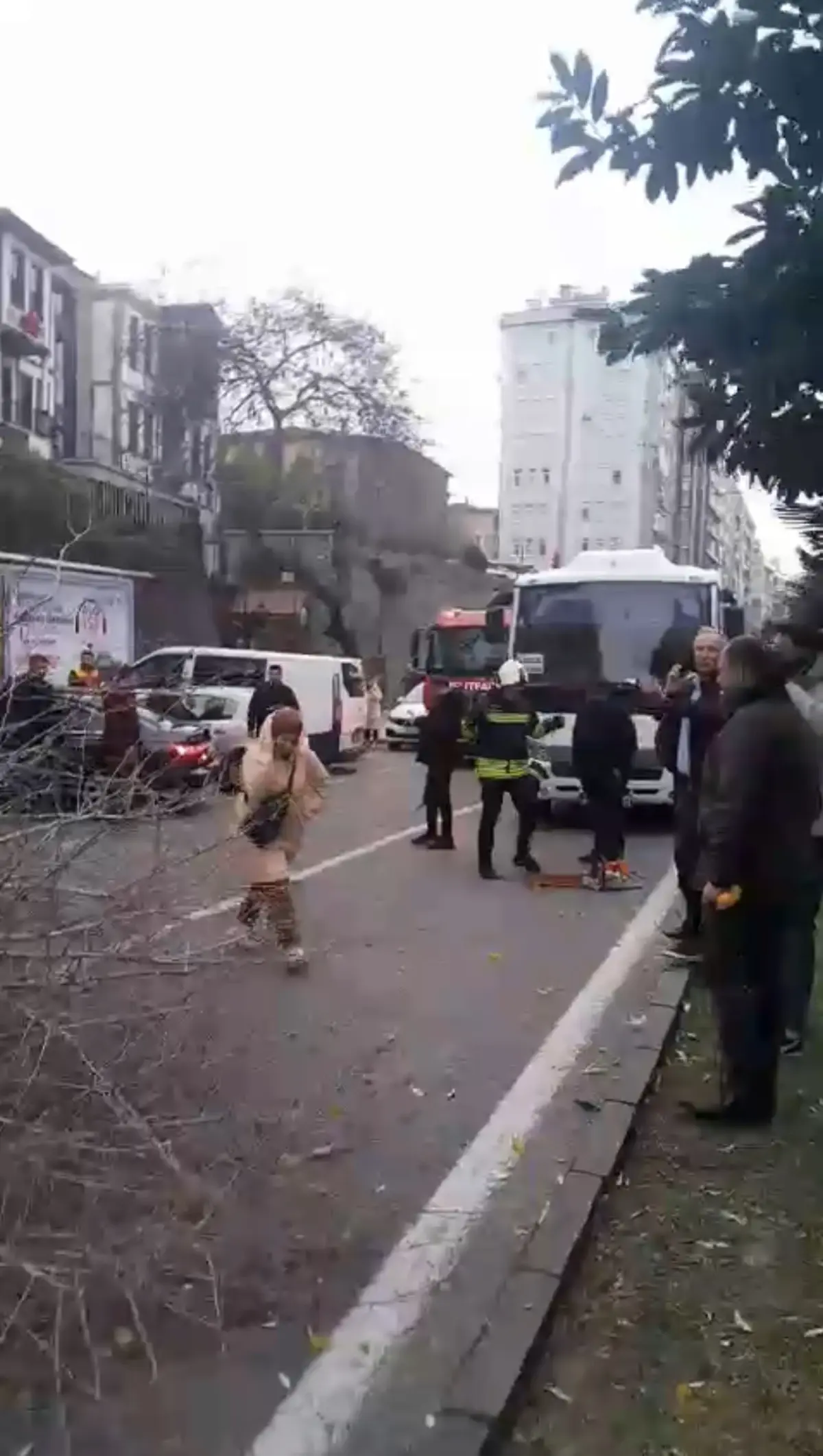 Samsun’da Şiddetli Fırtına Ağaçları Yere Döktü, Trafik Kapatıldı