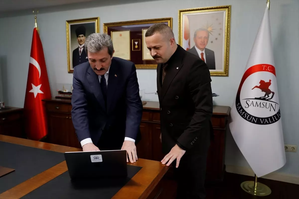 Samsun Valisi Orhan Tavlı, AA’nın Yılın Kareleri Oylamasında Fotoğrafları Değerlendirdi