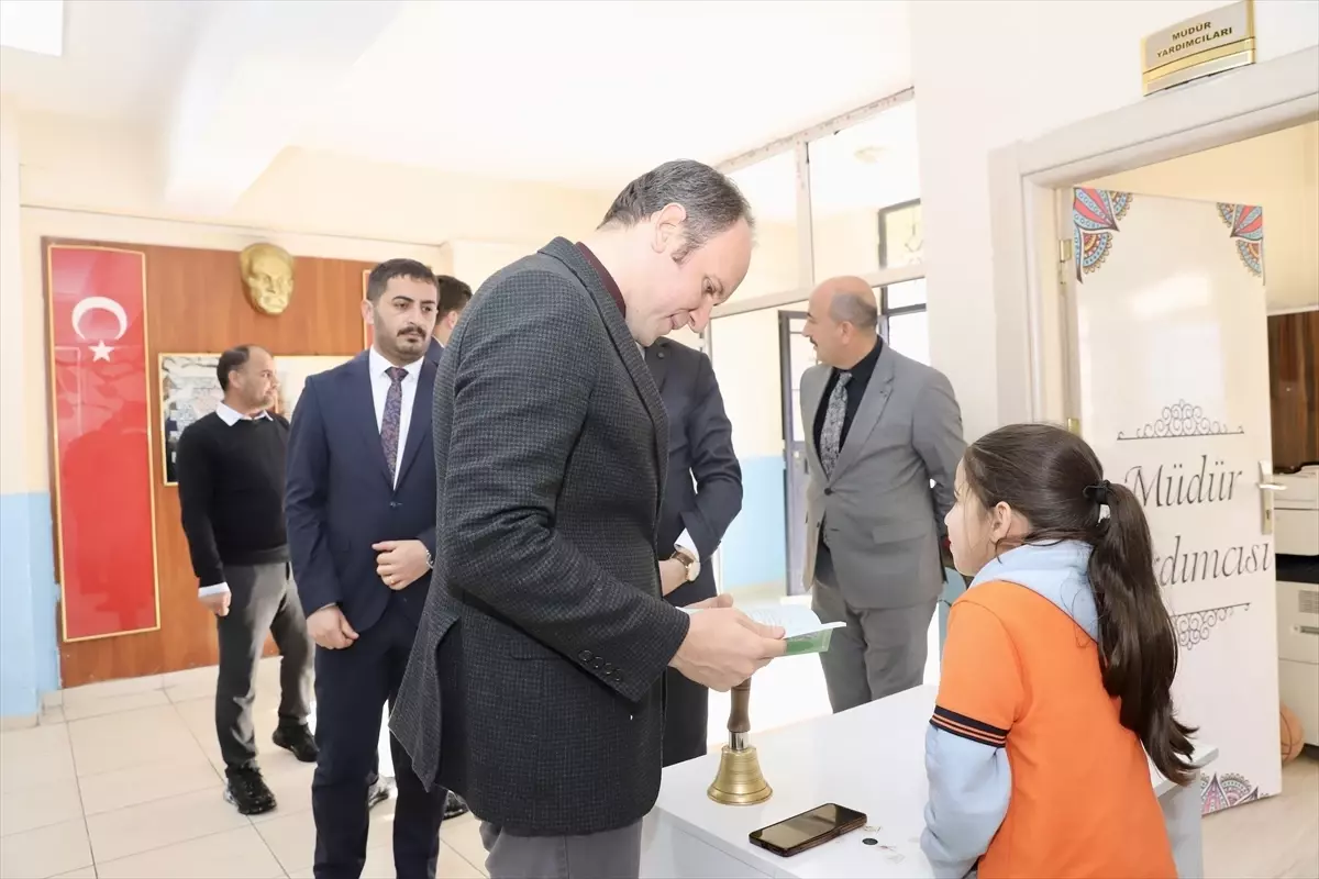 Şemdinli Kaymakamı Akpınar, Köy Okullarını Ziyaret Ederek Öğrencilere Değerli Tavsiyeler Verdi