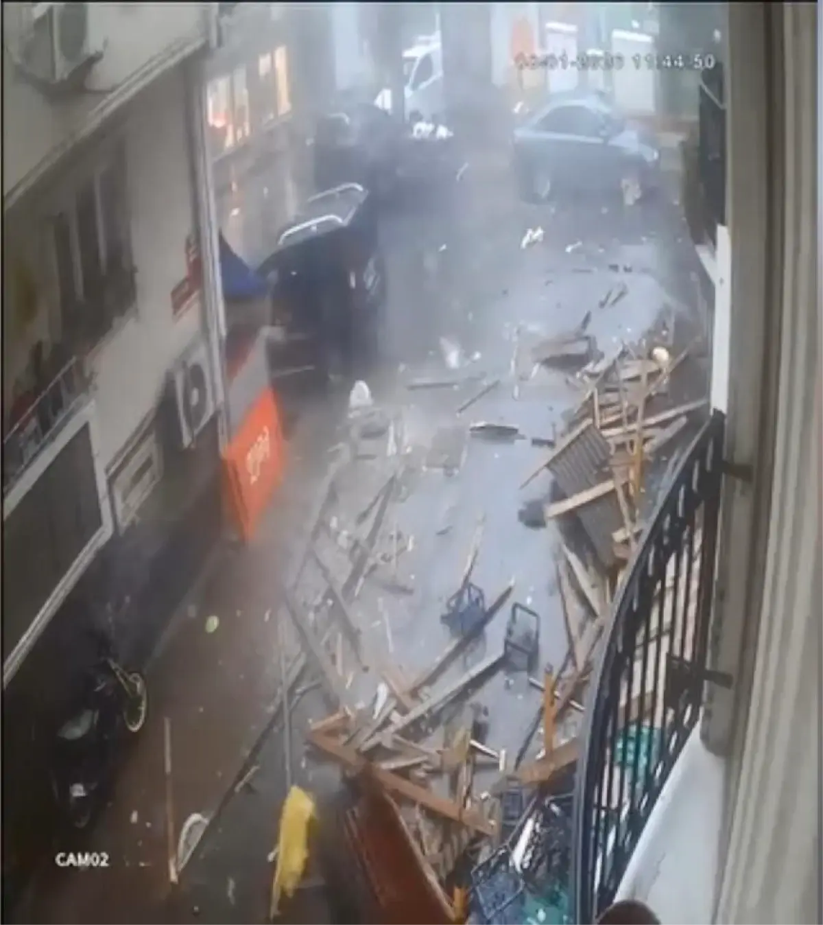 Şişli'de Şiddetli Fırtına Çatıyı Uçurdu, Yoldaki Yalnız Kişi Kıl Payı Hayatta Kaldı