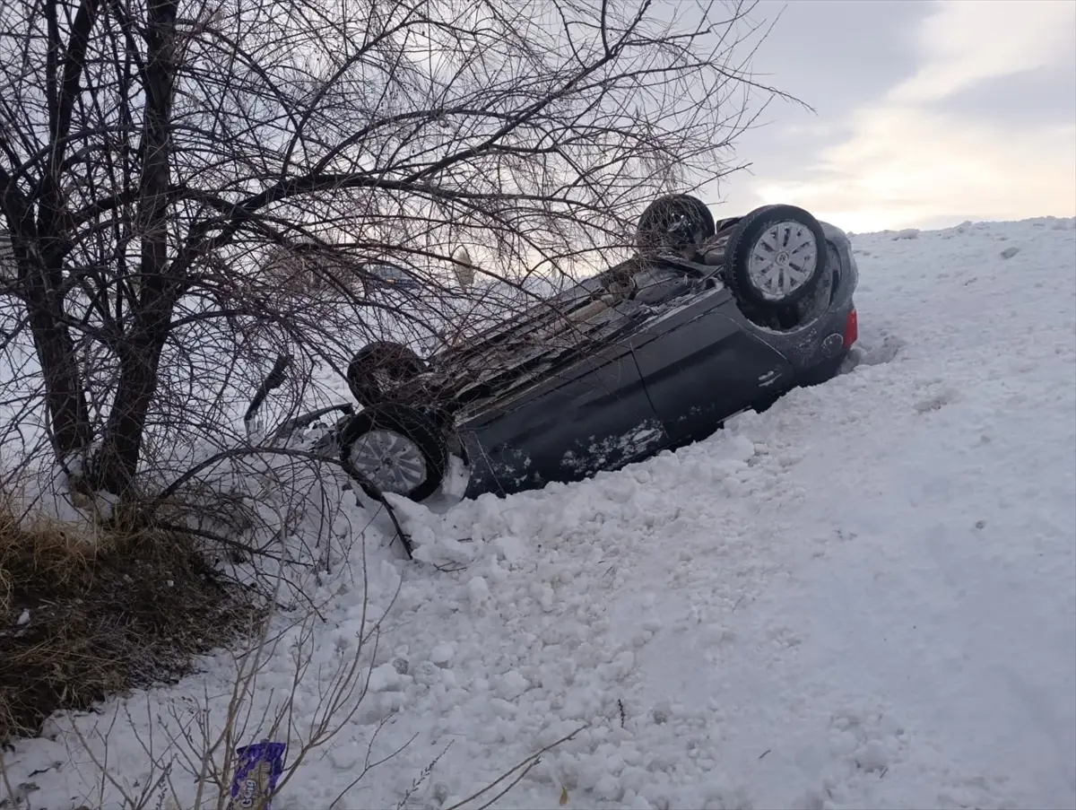 Şarkışla’da Buzlu Yollar Nedeniyle 3 Kişi Yaralandı