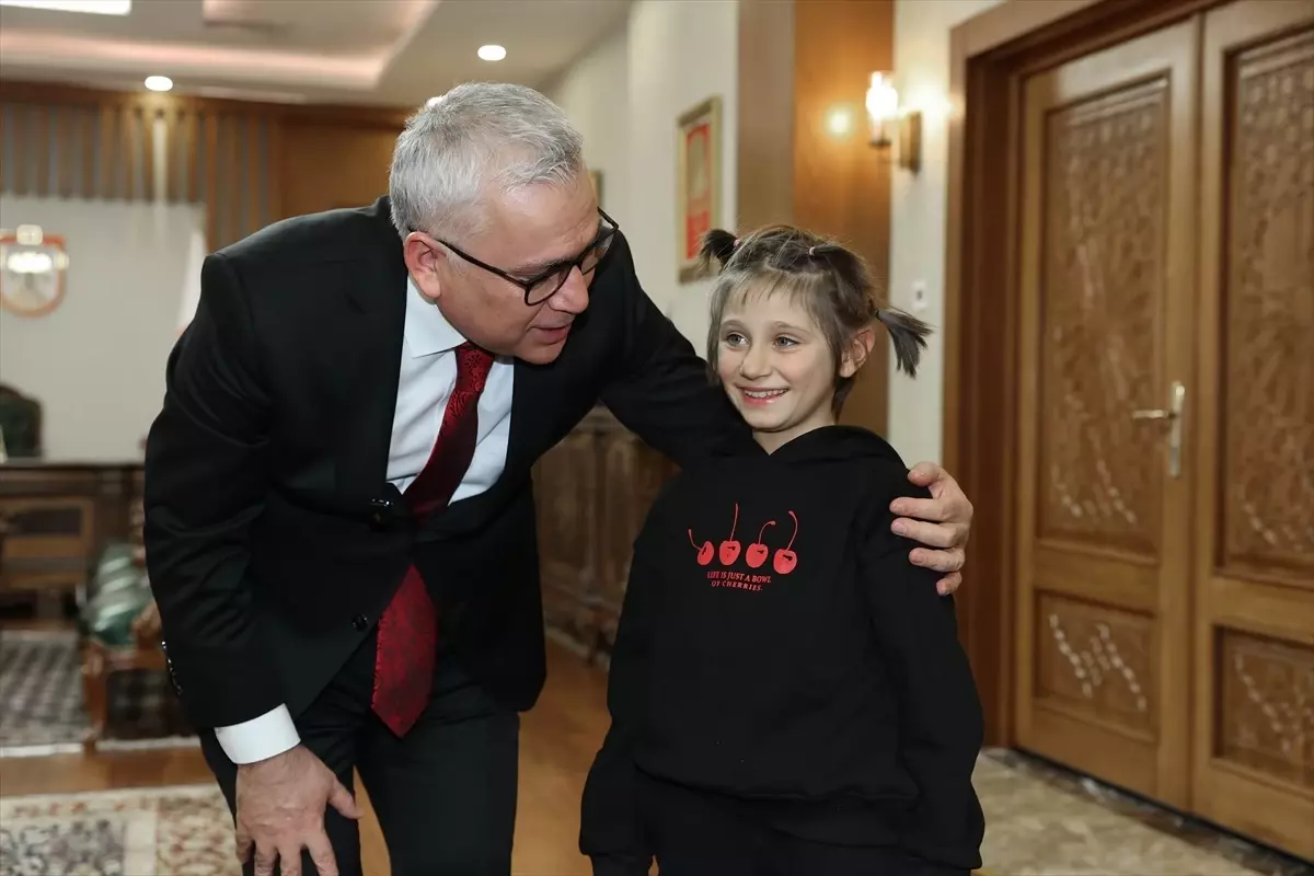 Sivas Valisi Şimşek, Çocukların Kar Kız Kulesi Projesini Ödüllendirdi