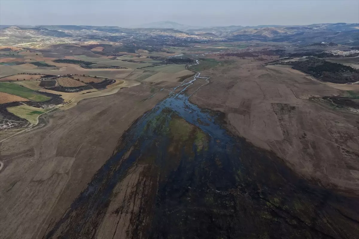 Demirköprü Barajı’nda Düşen Su Seviyesi ve Ortaya Çıkan Tarihi Minare