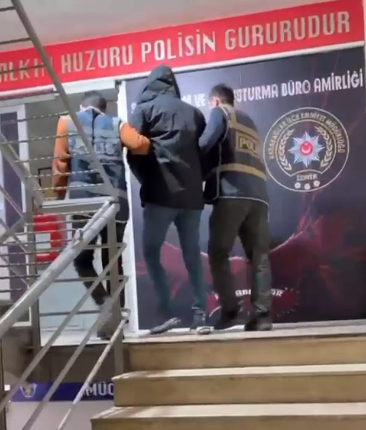 Peruklu Kaçak Hükümlü İzmir Karabağlar'da Tutuklandı