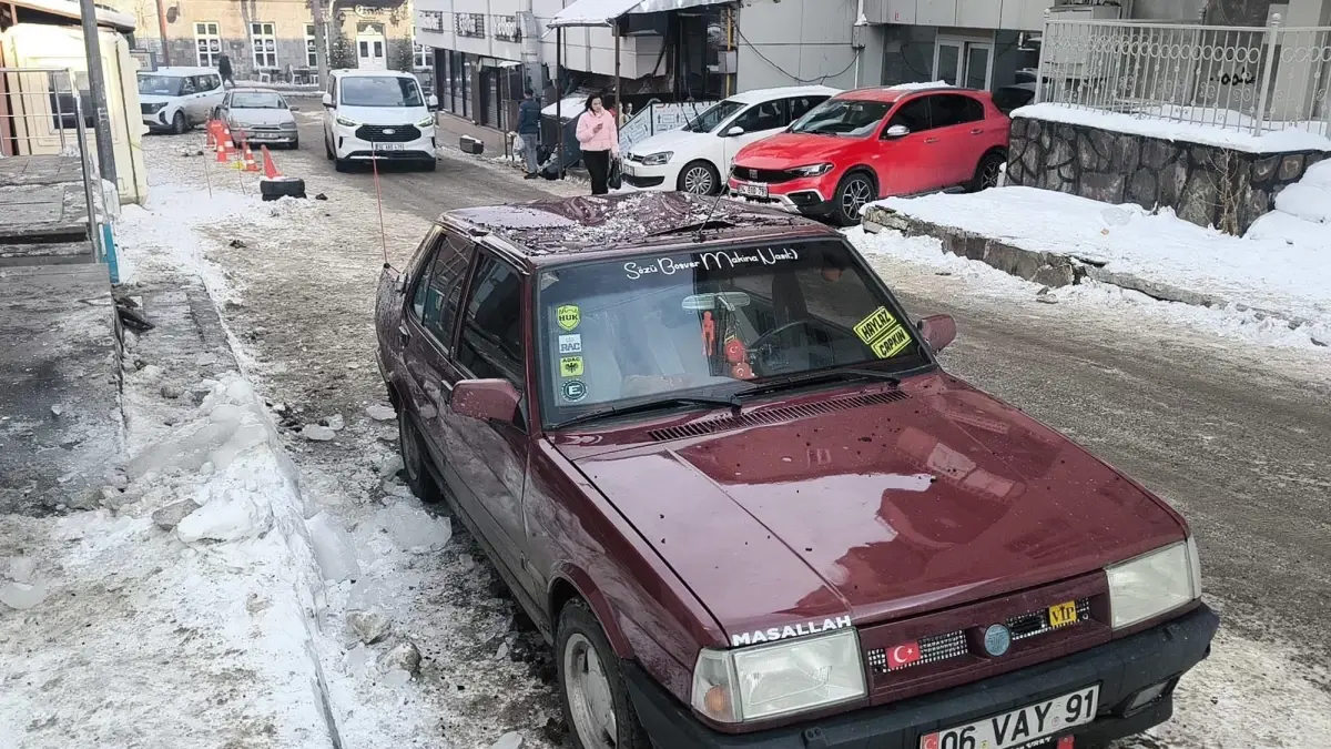 Kars'ta Buz Sarkan Çatı Parçası Araç Tavanına Çarptı, Sürücü Yaralandı