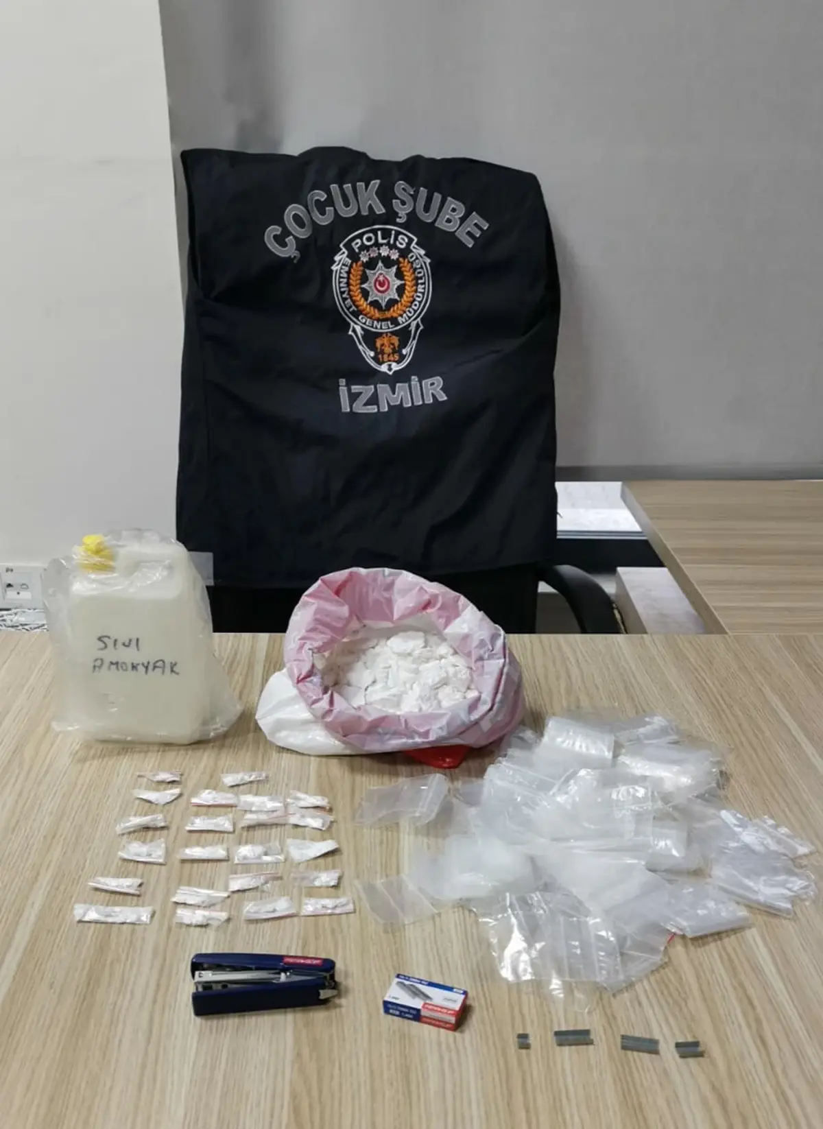 İzmir'de 650 Gram Kokain ve 547 Gram Amonyak Ele Geçirildi