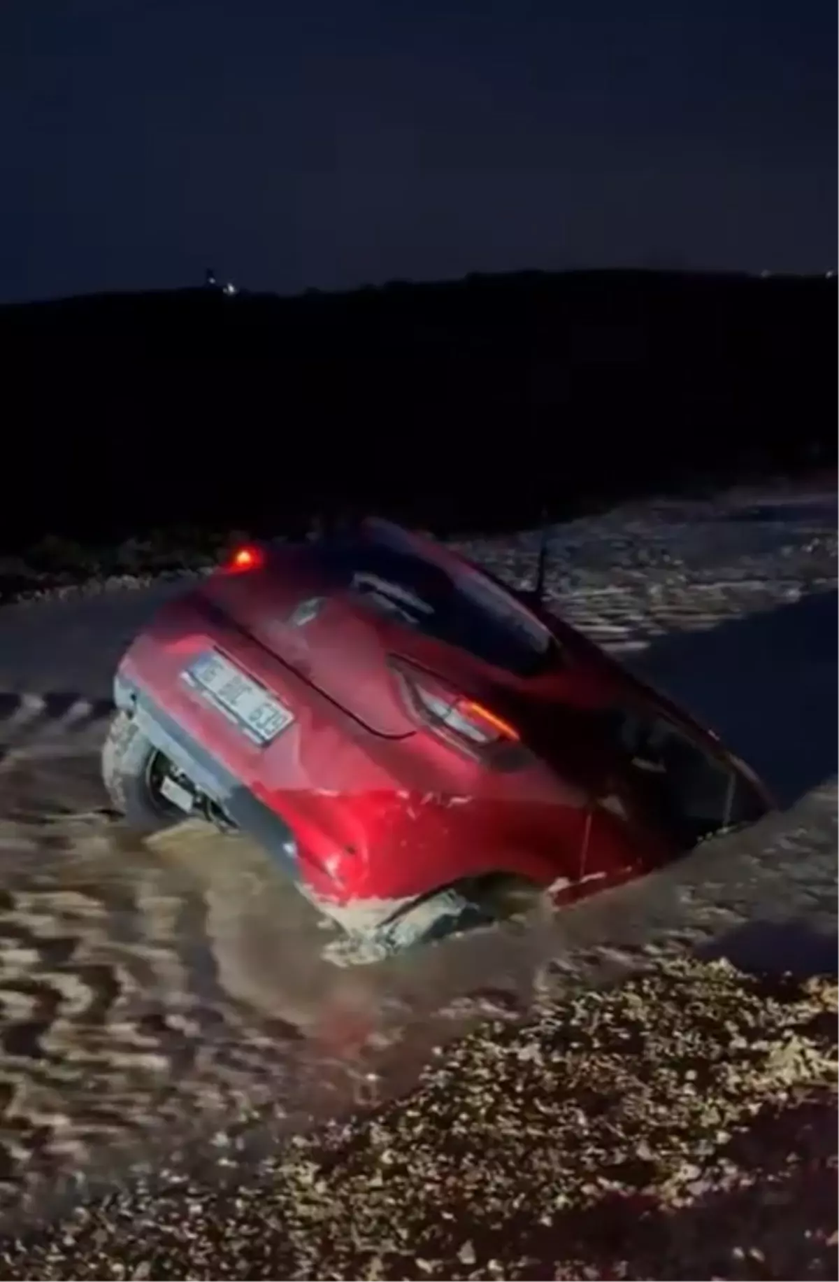 Bursa’da Yol Çalışması Sırasında Araç Çamura Saplandı, Sürücü Kendi Çabasıyla Çıktı