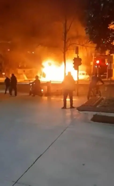 Yangın sonrası barakada kalan enkaz