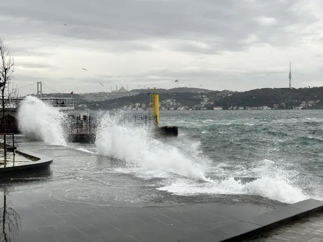 Vapur limanında bekleyen yolcular