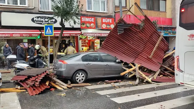 İstanbul sahilinde fırtına görüntüsü