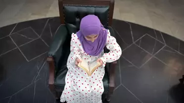 Zeynep'in okuduğu kitap yığını