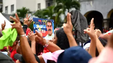 Mitingdeki kalabalık ve pankartlar