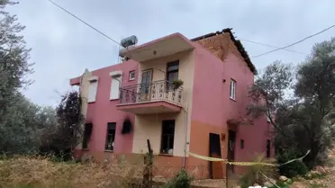 Yangın sonrası evin iç kısmı, yanan mobilyalar ve duman