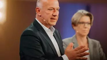 Belediye Başkanı Kai Wegner tenis kortunda