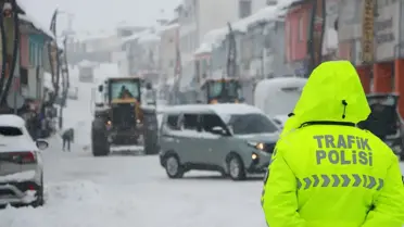 Kar altında kapalı okul bahçesi