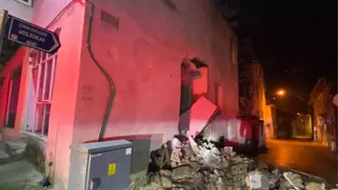 Çöken kerpiç evin duvarının yakın çekim görüntüsü