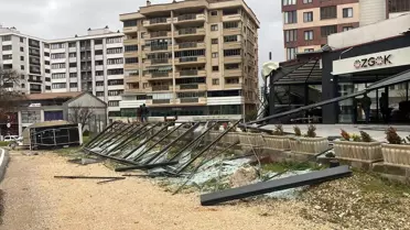 Bursa’da fırtına sonrası yıkılan ağaç ve binalar