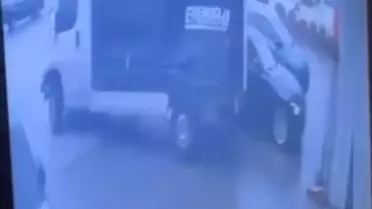 Fırtına sonrası yıkılmış bina çatıları