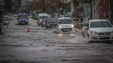 Bursa’da yoğun yağış sonrası su birikintileri ve etkilenmiş yollar