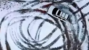 Drift yapan sürücünün fotoğrafı