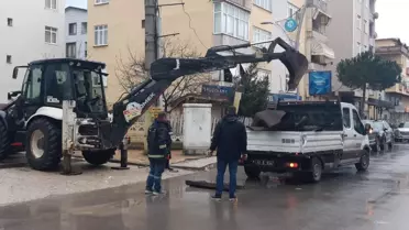 Düşen çatı malzemesinin çarptığı araç