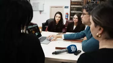 Rektör Erenoğlu fotoğrafları incelerken