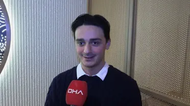 Buzlu dere üzerindeki gençlerin fotoğrafı