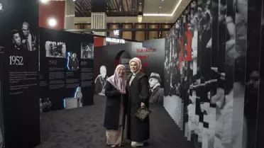 Kütüphane içinde Emine Erdoğan ve Wan Azizah İsmail