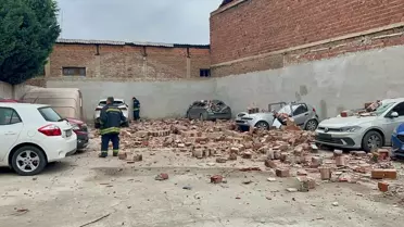 Rüzgarda devrilen duvarın fotoğrafı